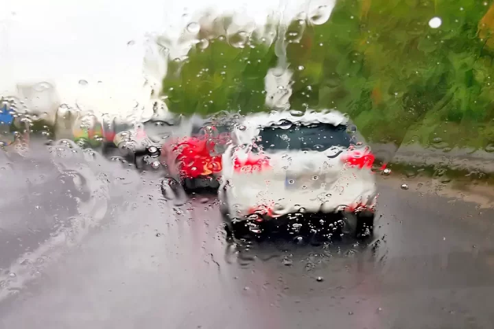 Conduciendo bajo la lluvia